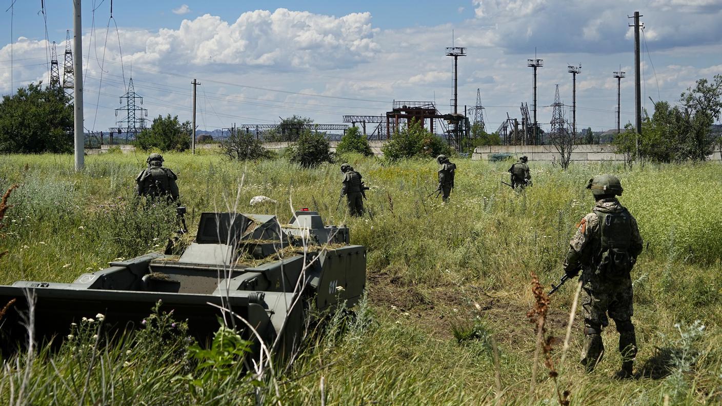 Soldati russi impegnati nello sminamento di un terreno nei pressi di Mariupol, mercoledì