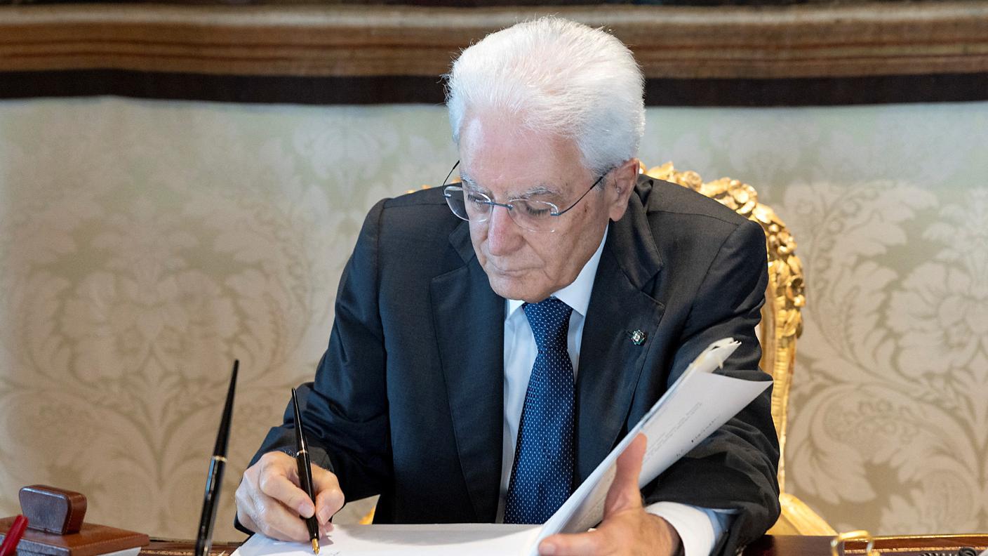 Il presidente della repubblica italiana Sergio Mattarella, all'atto della firma del decreto con cui, ieri, ha disposto lo scioglimento delle Camere.