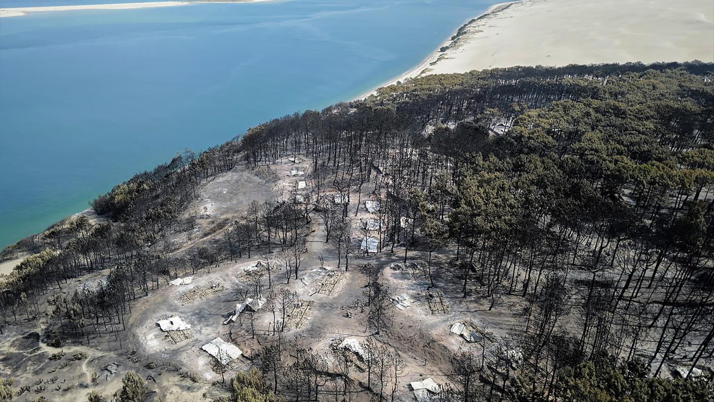 In cenere i campeggi nei pressi della duna di Pilat