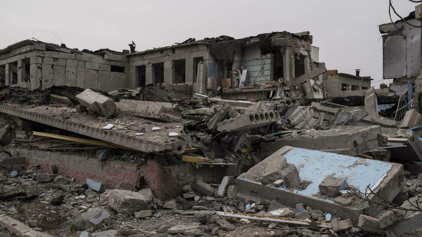 Scene di devastazione e morte a Mykolaiv, bombardata dai russi senza sosta