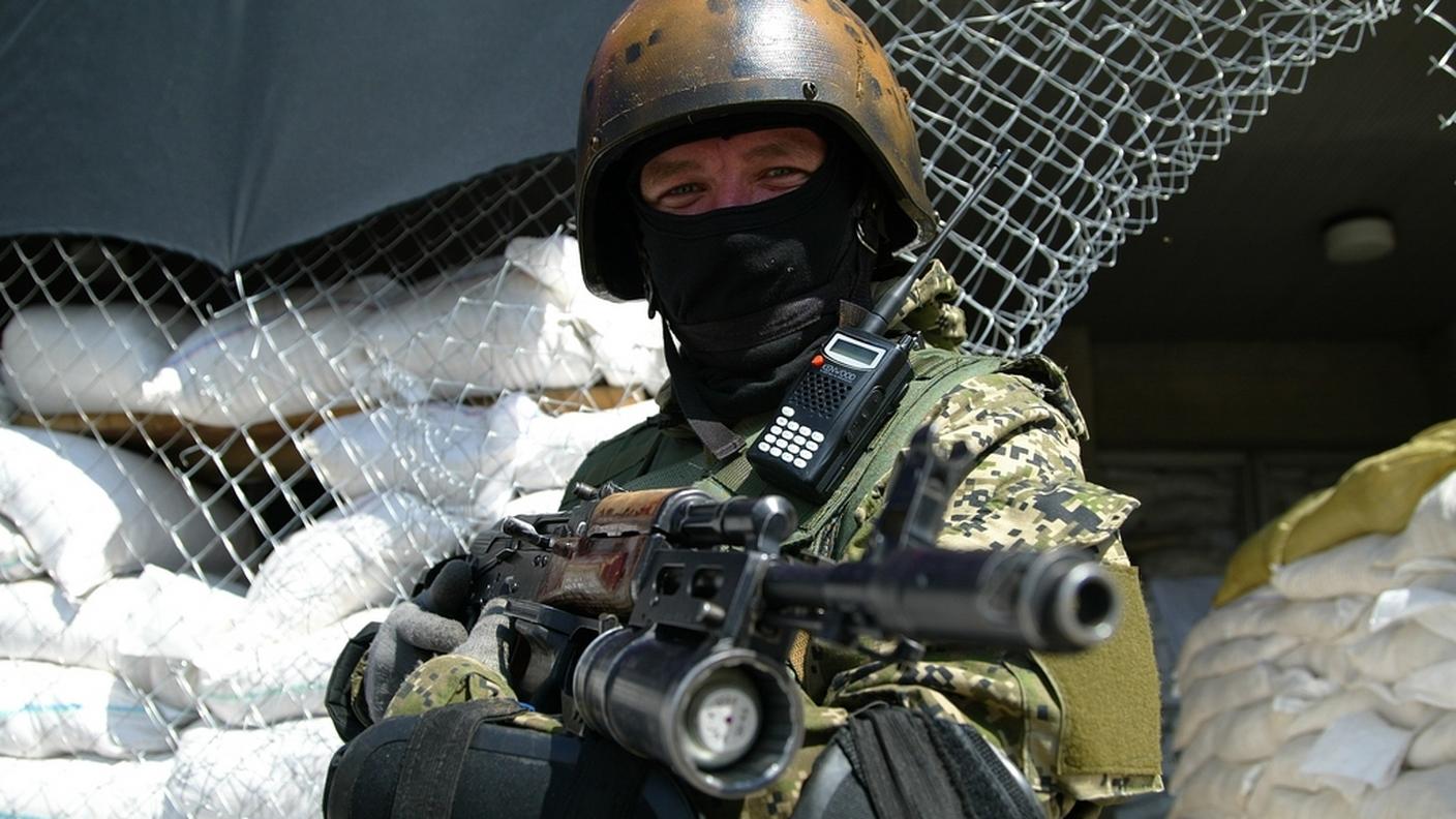 Un soldato filorusso a Slaviansk, dove i miliziani separatisti sono da diverse ore sotto assedio per mano delle trupe di Kiev