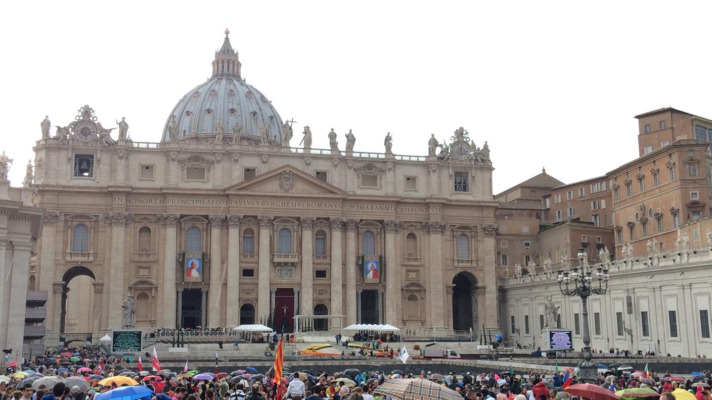 Fervono i preparativi per la cerimonia di canonizzazione di Giovanni XXIII e Giovanni Paolo II di domenica. Piazza San Pietro