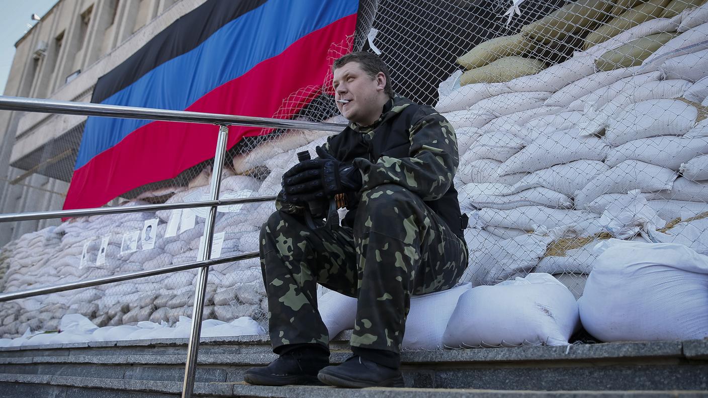 Una barricata eretta dai ribelli nei pressi della sede del Municipio di Slaviansk