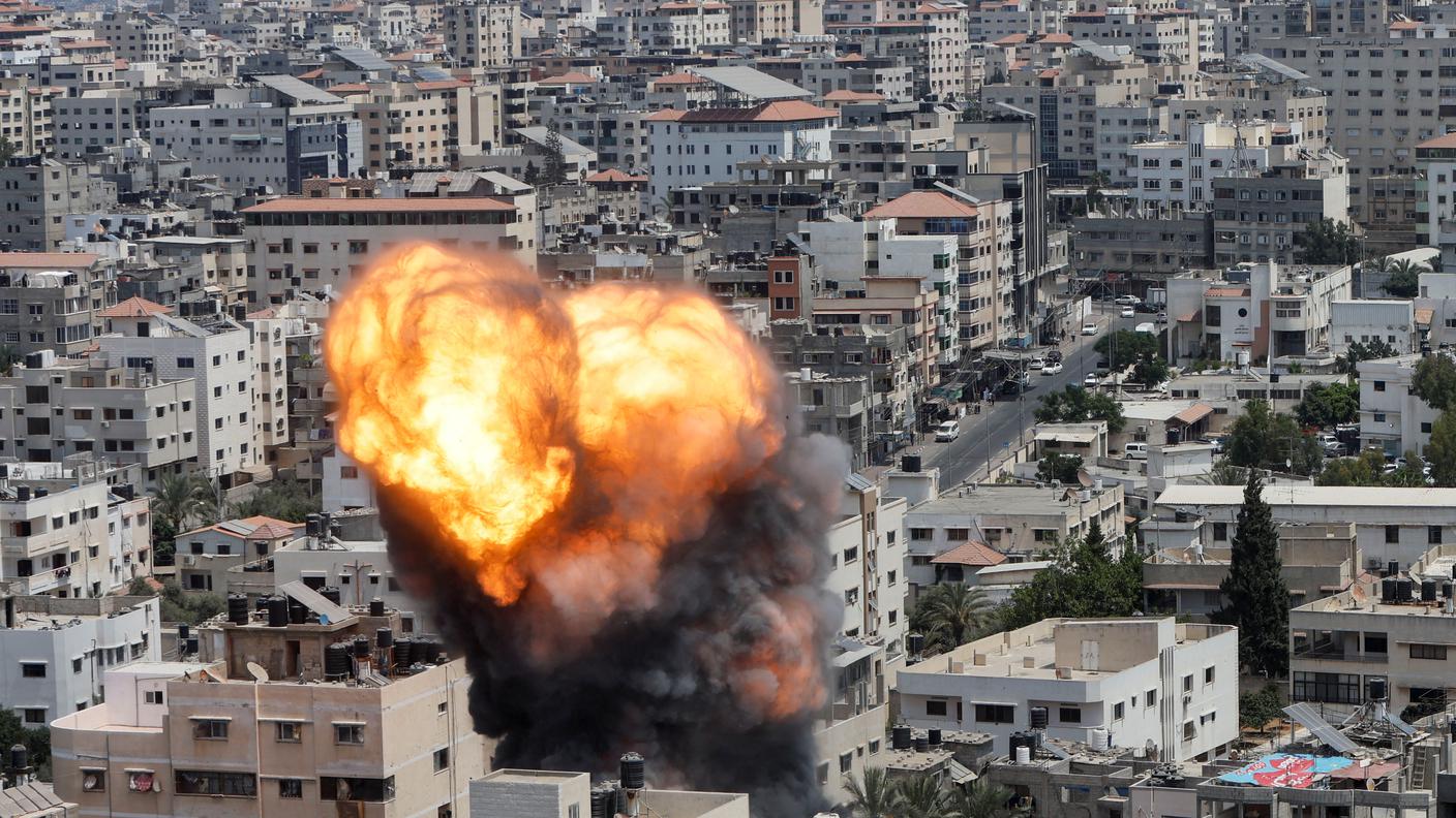 Fiamme a Gaza a seguito di un raid israeliano.