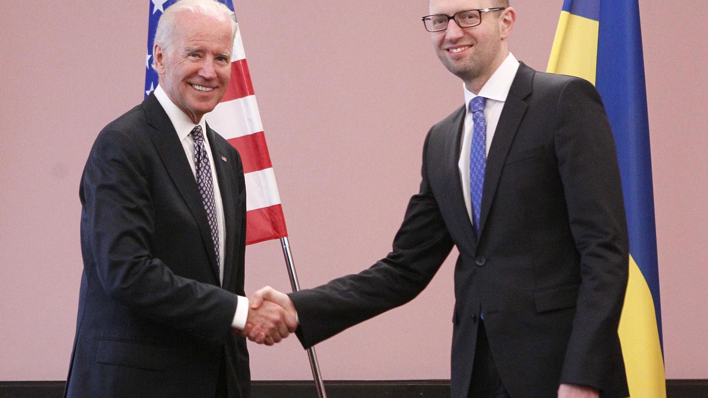 Iatseniuk durante la recente visita del vicepresidente statunitense Biden a Kiev