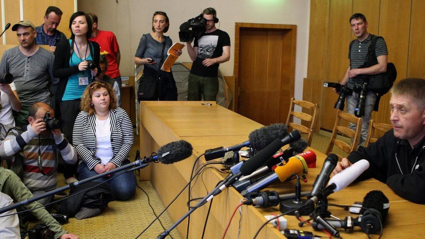Il leader dei separatisti filorussi Viatcheslav Ponomariov ai microfoni durante una conferenza stampa