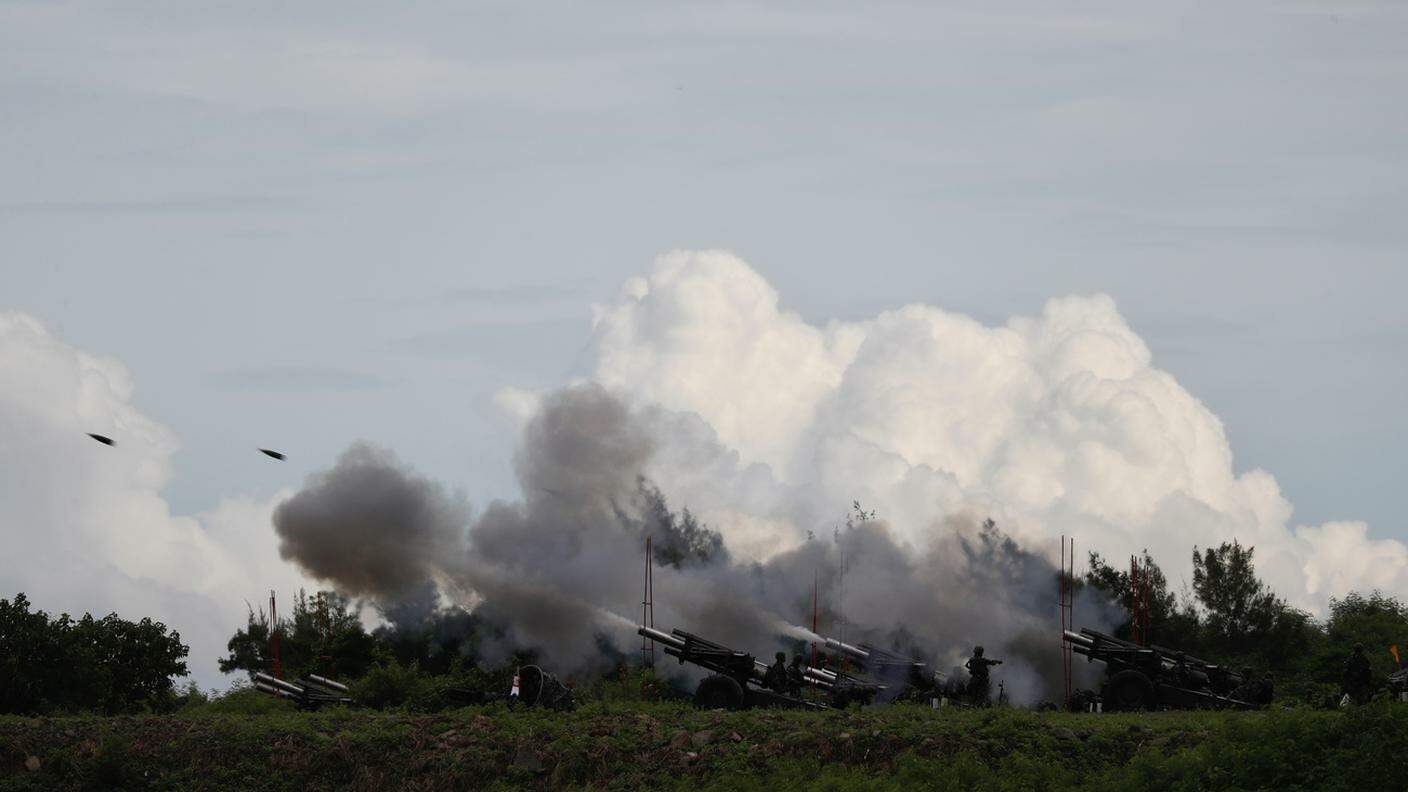 L'artiglieria taiwanese durante le esercitazioni militari avviate martedì