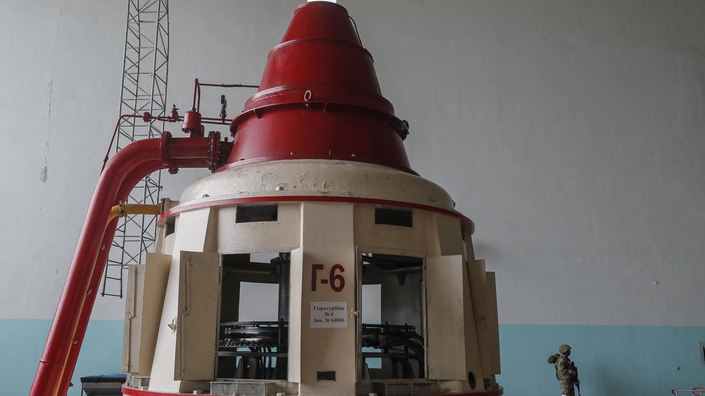 Un soldato russo di guardia alla centrale idroelettrica di Khakovka