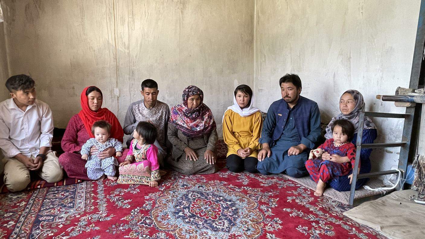 La famiglia di Habiba, una 13enne qui nella foto con un abito giallo senape, si ritrova oggi costretta a vivere in casa