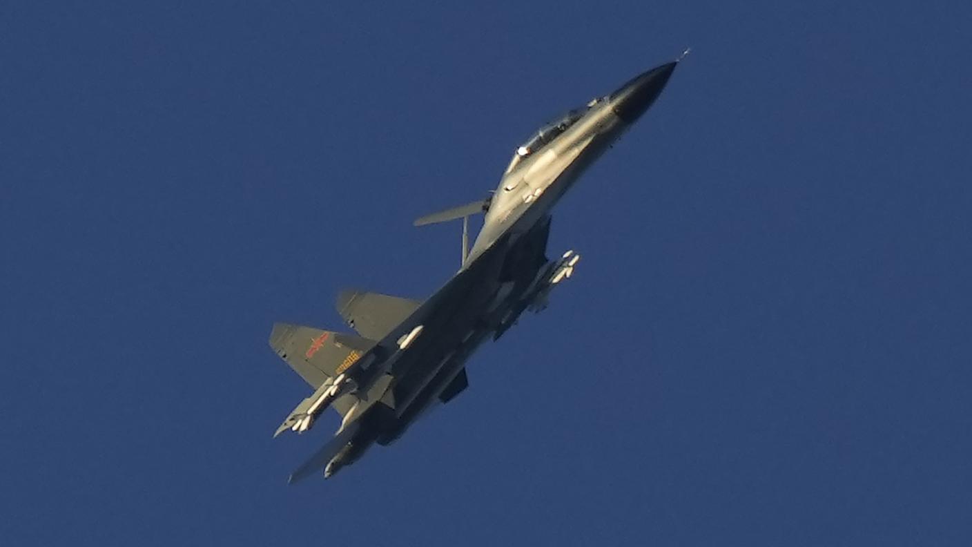 Un caccia cinese J-11 durante le manovre militari di Pechino attorno a Taiwan