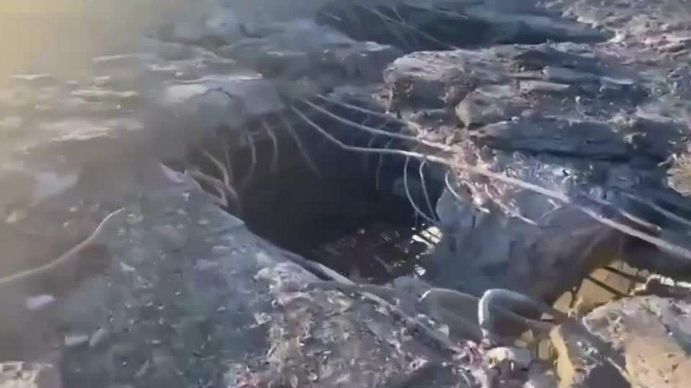 I danni subiti dal viadotto Antonivsky sul fiume Dnipro dopo essere stato colpito dagli ucraini