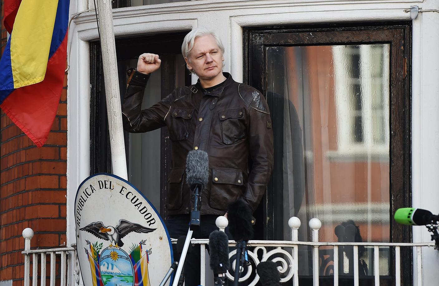 Julian Assange ai tempi in cui era ancora rifugiato nell'ambasciata dell'Ecuador a Londra