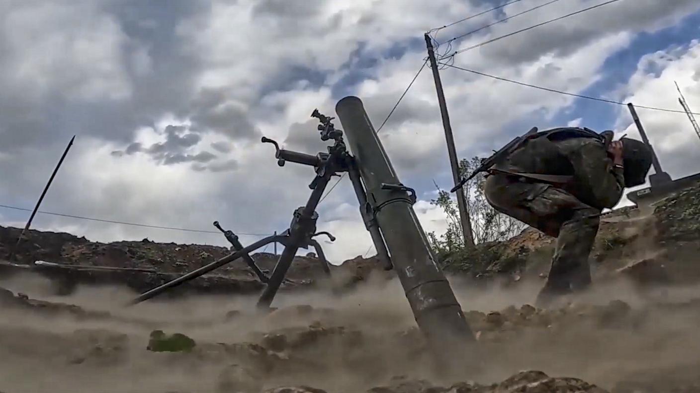 Un soldato russo spara con un mortaio contro le postazioni ucraine nell'est del Paese invaso