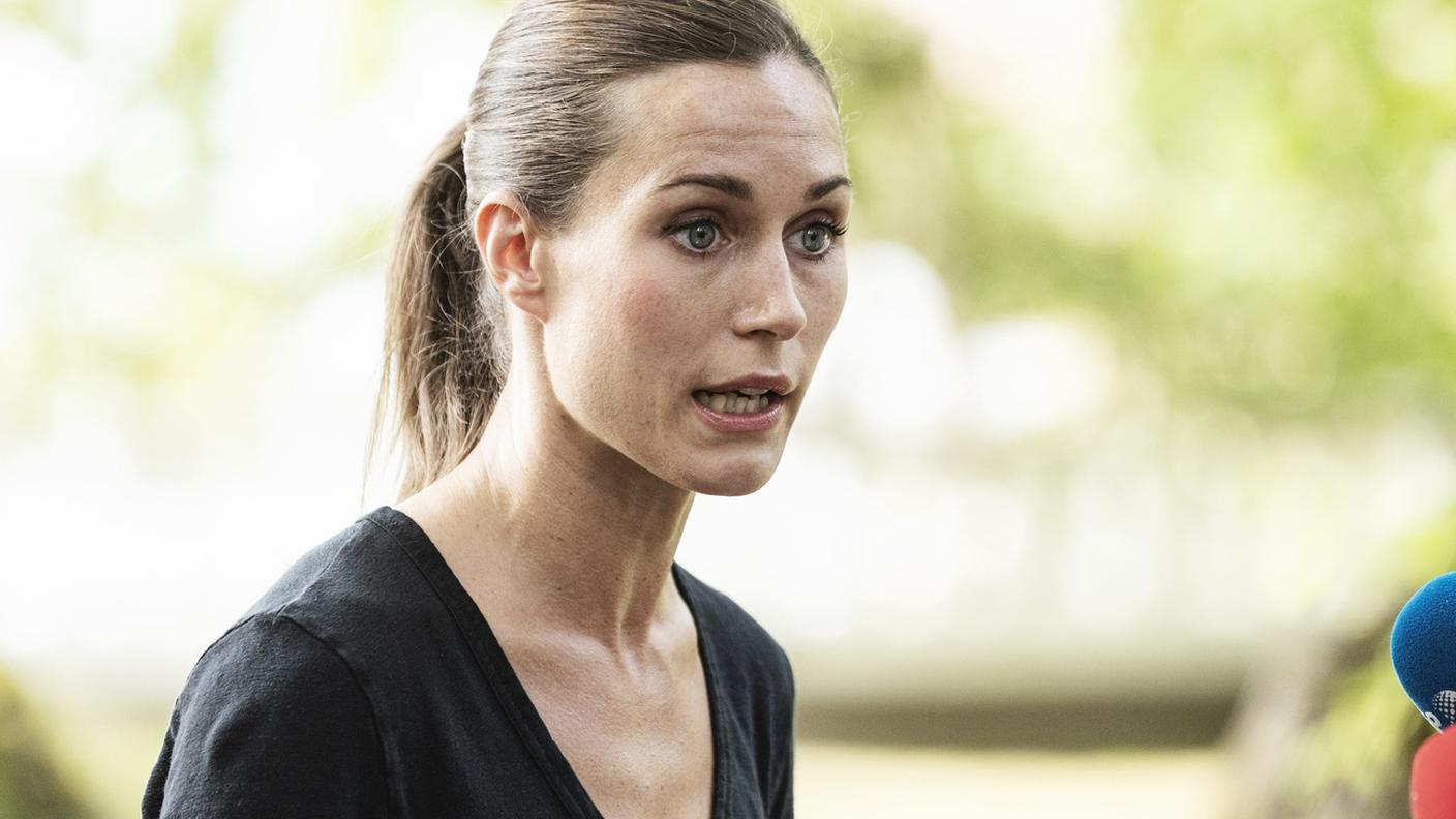 Sanna Marin durante la conferenza stampa convocata dopo la diffusione del video