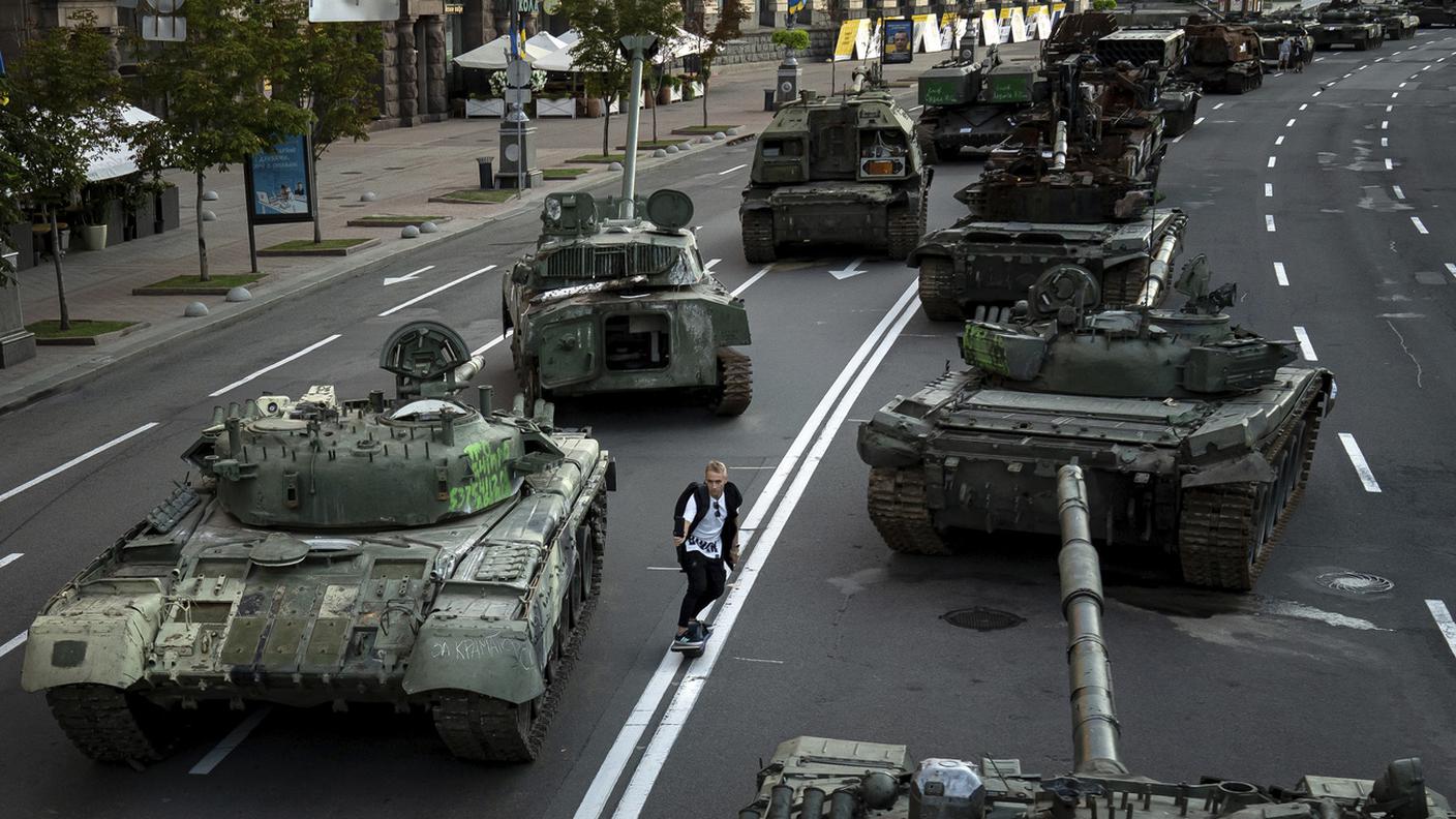 Veicoli militari russi distrutti esposti sul viale principale di Kiev il 24 agosto