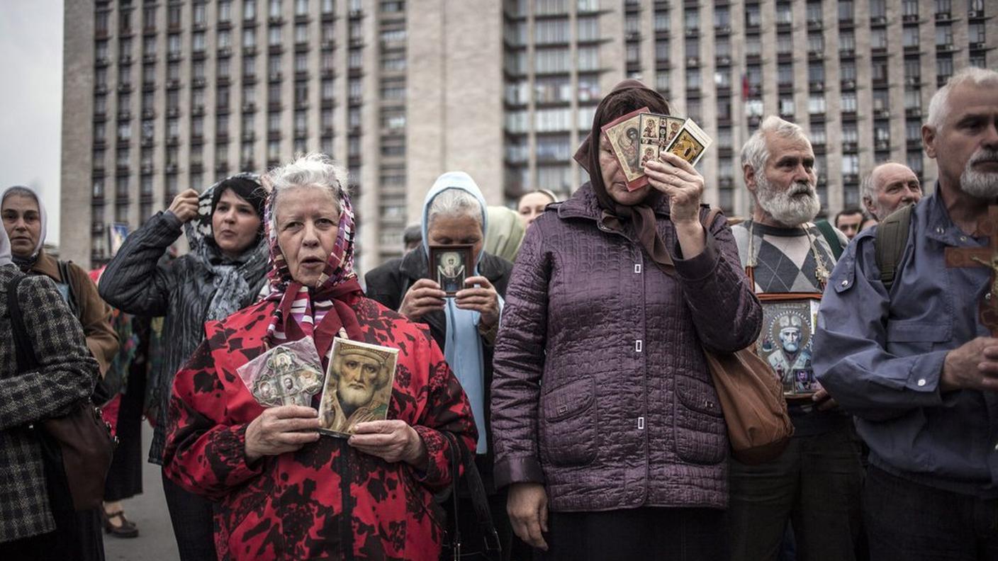 Un gruppo di anziani manifesta nel centro di Odessa domenica