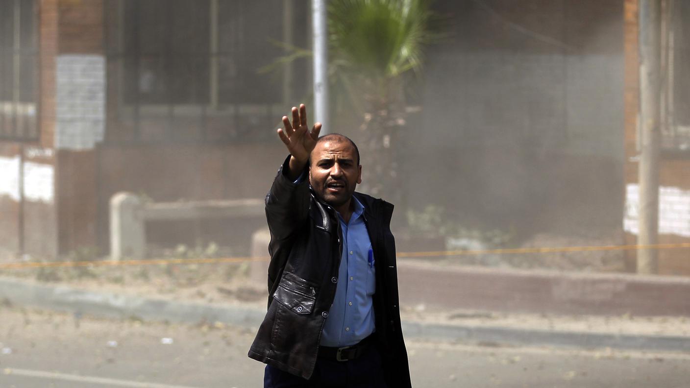 Un uomo chiama i soccorsi dopo l'attentato nei pressi del Cairo (reuters).jpg