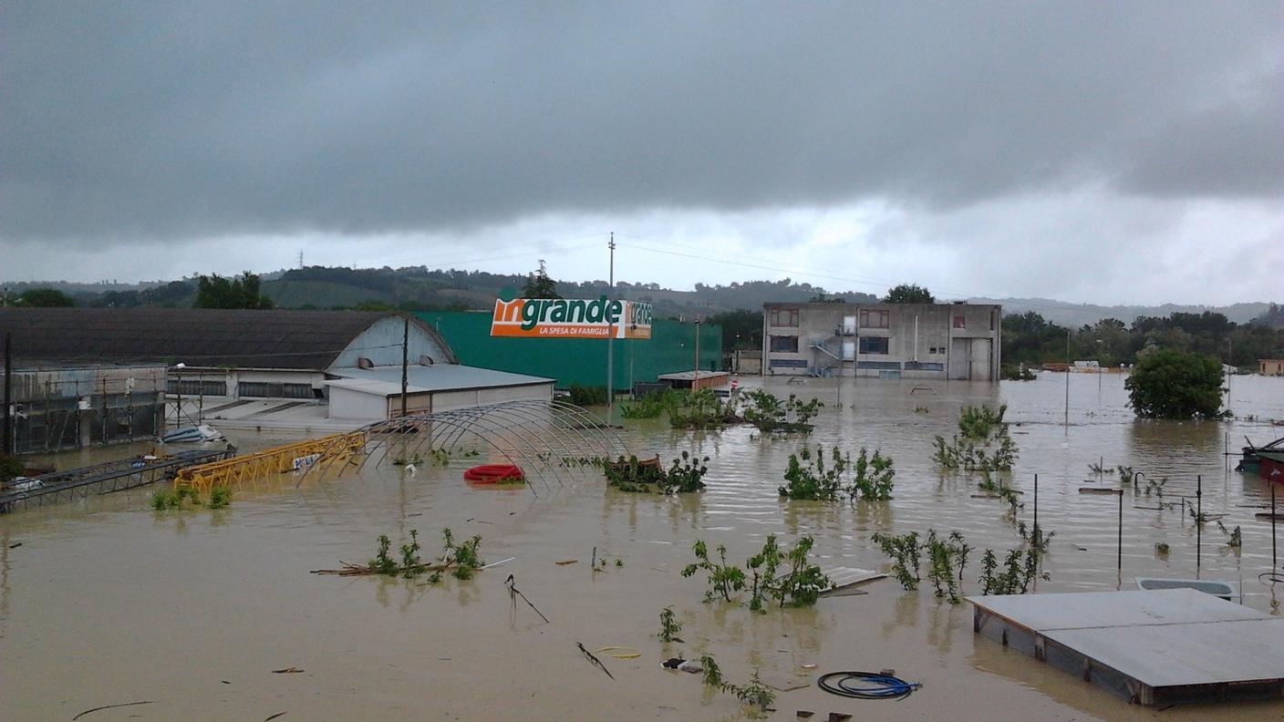 Una zona commerciale allagata dai fiumi a Senigallia Ansa.jpg