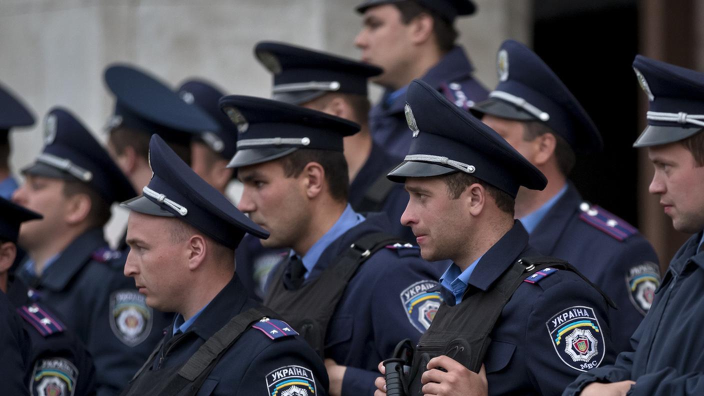 Un cordone di poliziotti controlla le zone dei disordini