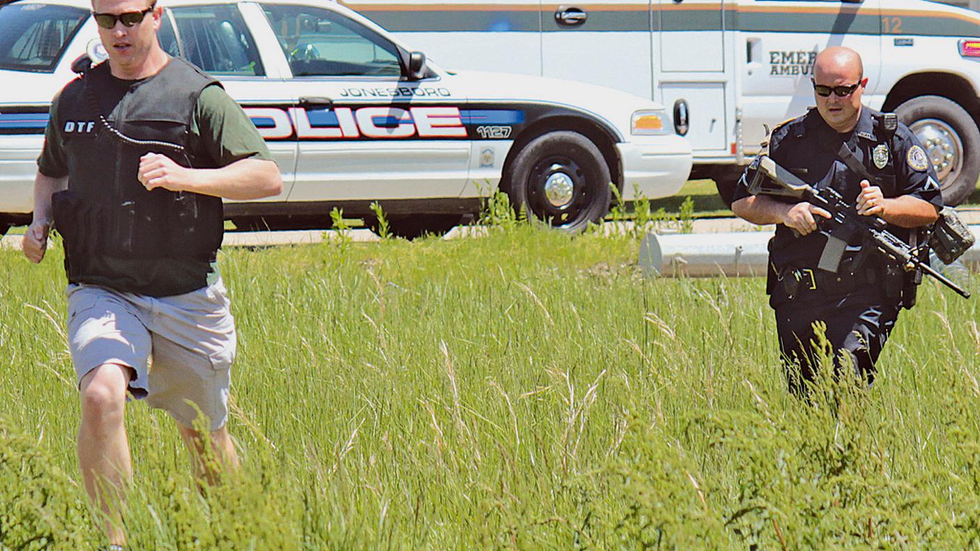 Due agenti intervengono sul luogo della sparatoria in Arkansas (keystone).JPG