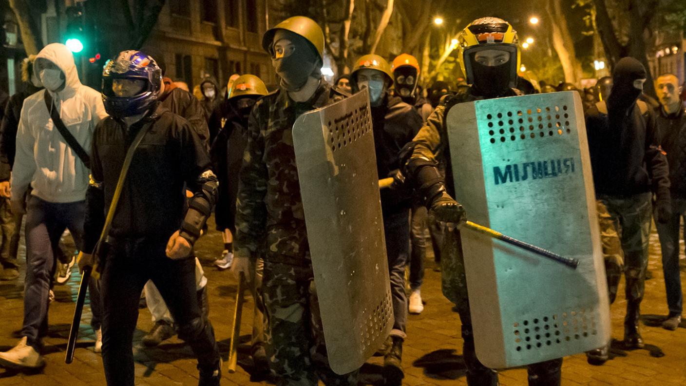 Fra loro anche militanti nazionalisti armati di casco e bastoni