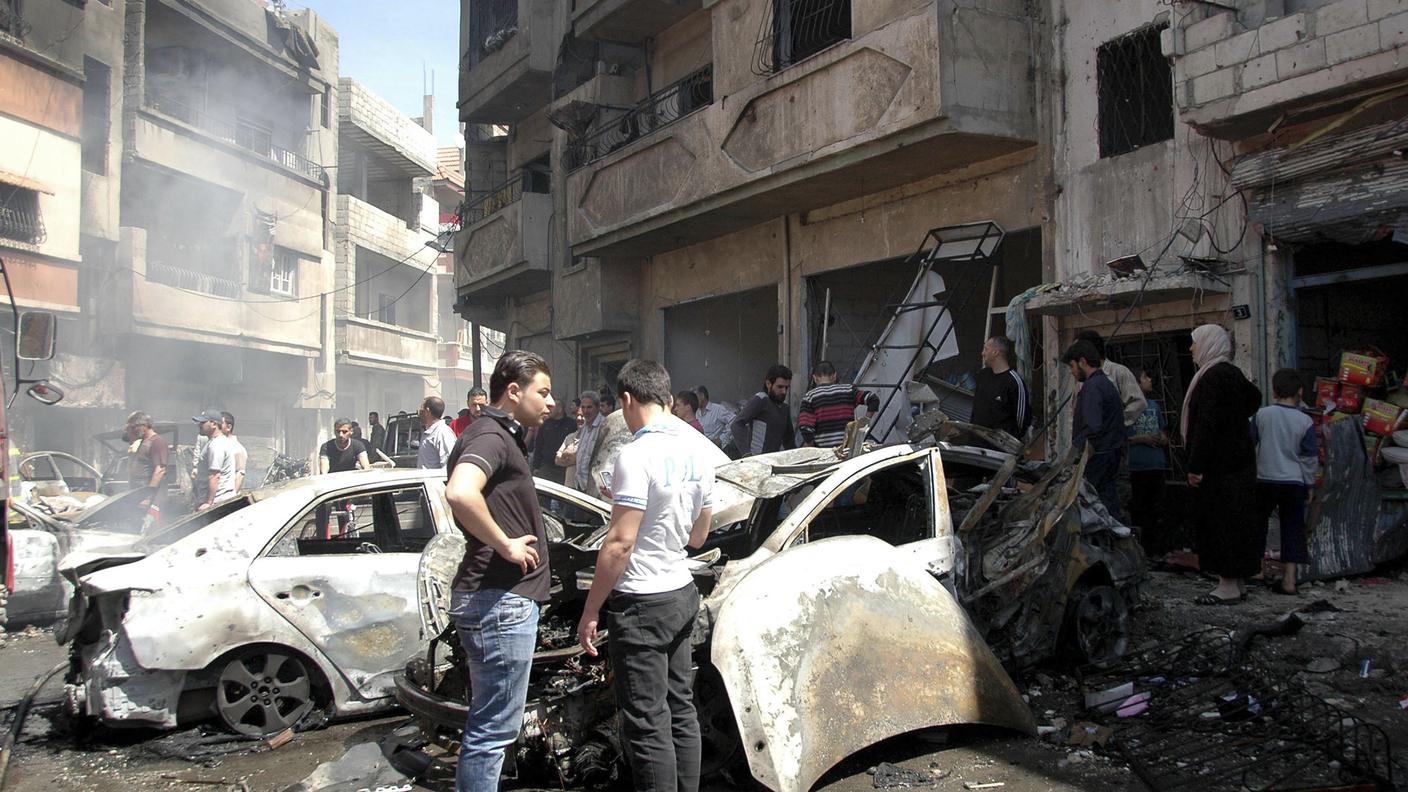 La devastazione lasciata ad un autobomba ad Homs
