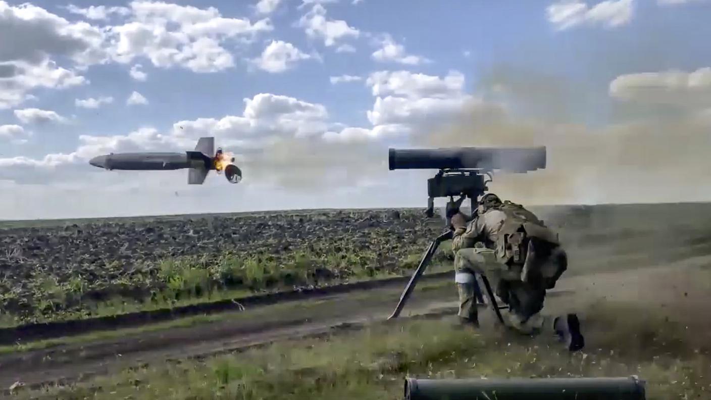 Un soldato russo lancia un missile anti-tank teleguidato (Kornet) in una località non specificata dell'Ucraina