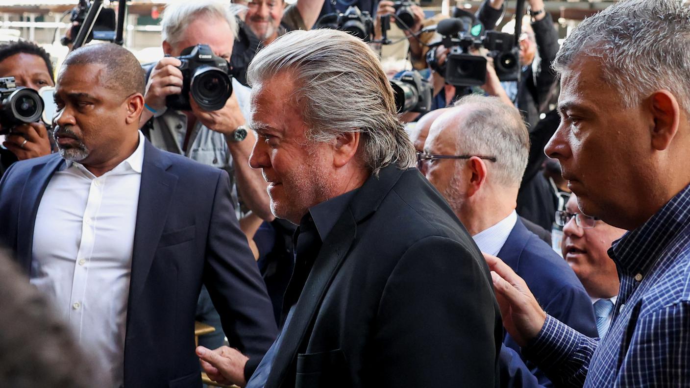 2022-09-08T133901Z_692835299_RC21DW993K94_RTRMADP_3_USA-BANNON.JPG
