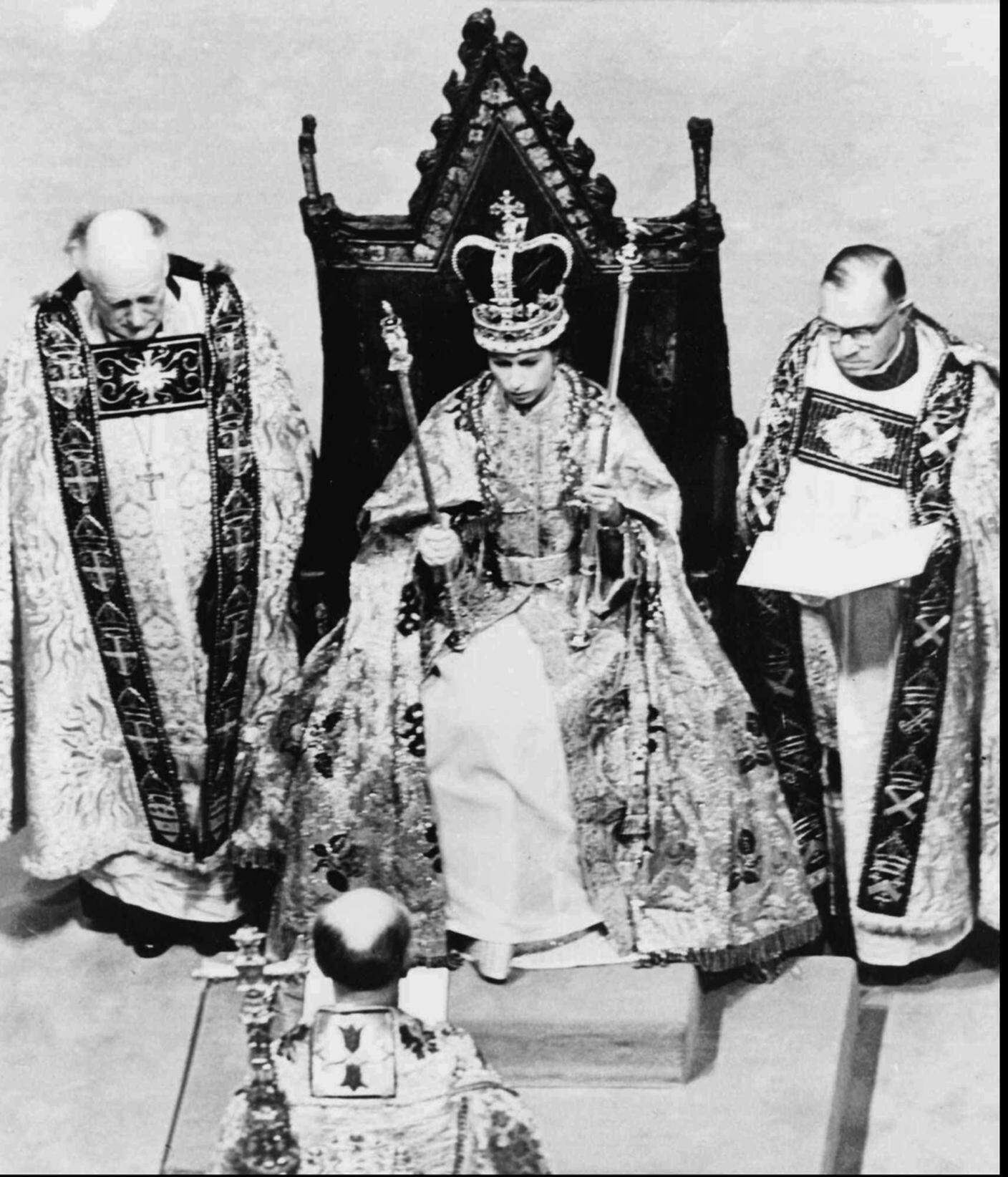 La corona di Sant’Edoardo indossata da Elisabetta II nel 1953