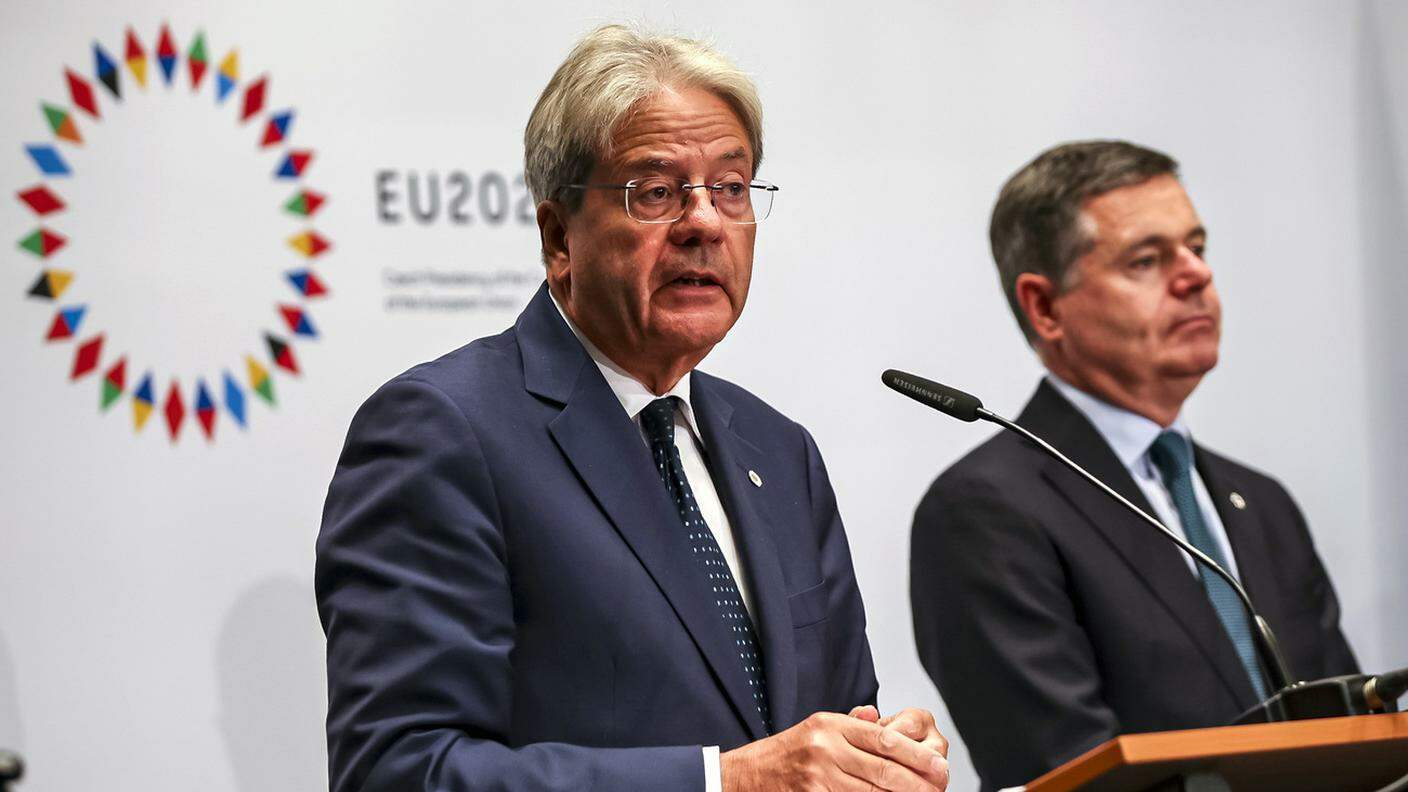 Il commissario europeo all'Economia, Paolo Gentiloni (a sinistra)
