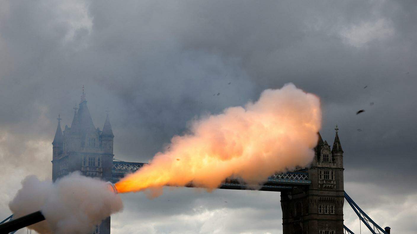 Salve di cannone esplose a Londra, per salutare l'ascesa al trono del nuovo monarca
