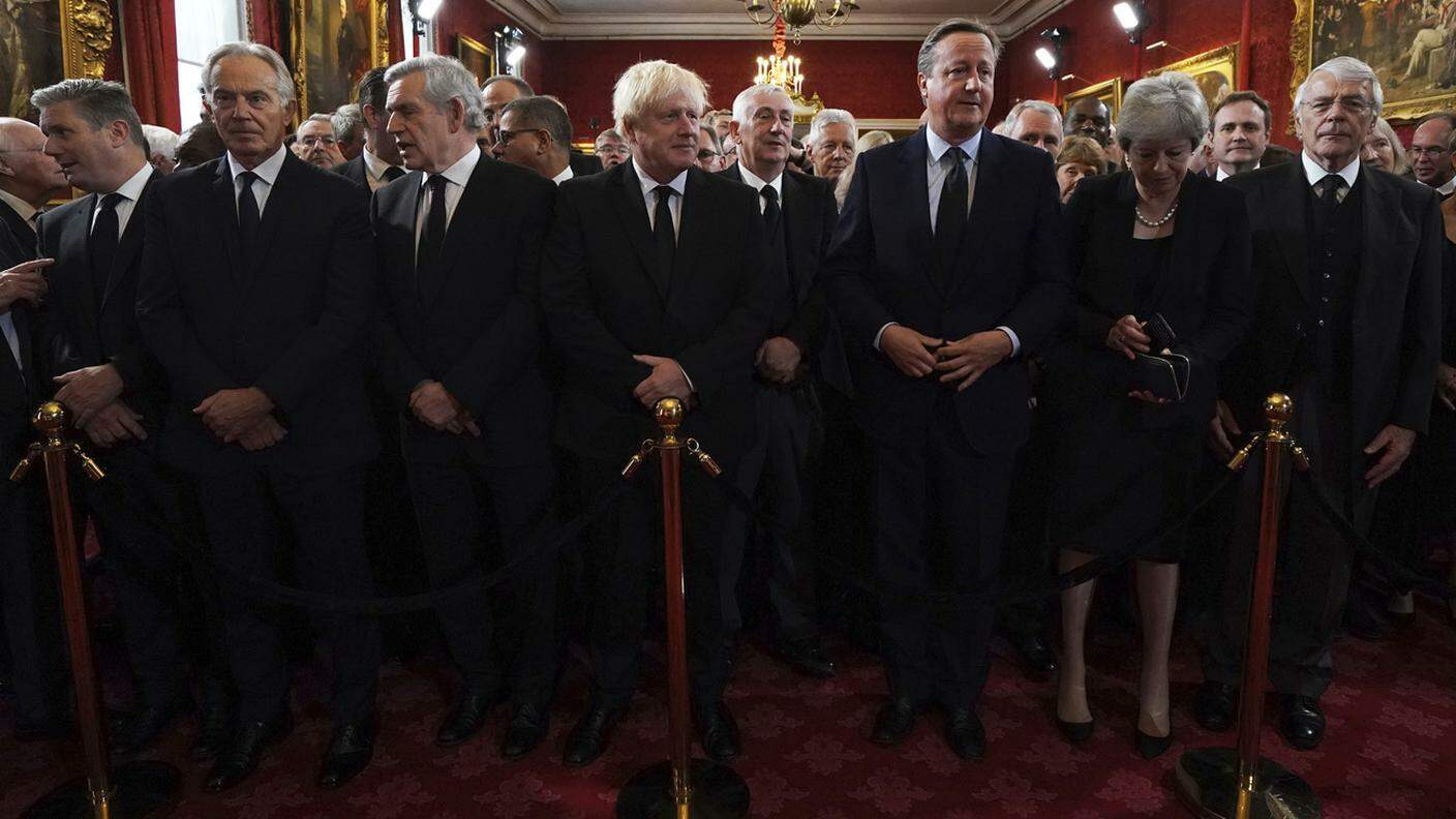 Tutti gli ex premier britannici prima di Liz Truss, ossia Tony Blair, Gordon Brown, Boris Johnson, David Cameron, Theresa May e John Major, qui riuniti in occasione della cerimonia