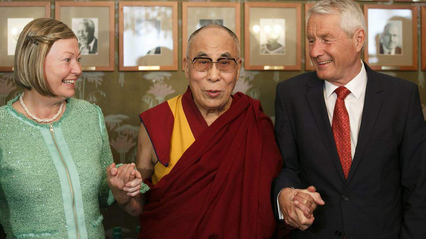 Il Dalai Lama è stato accolto da membri del comitato del Premio Nobel 