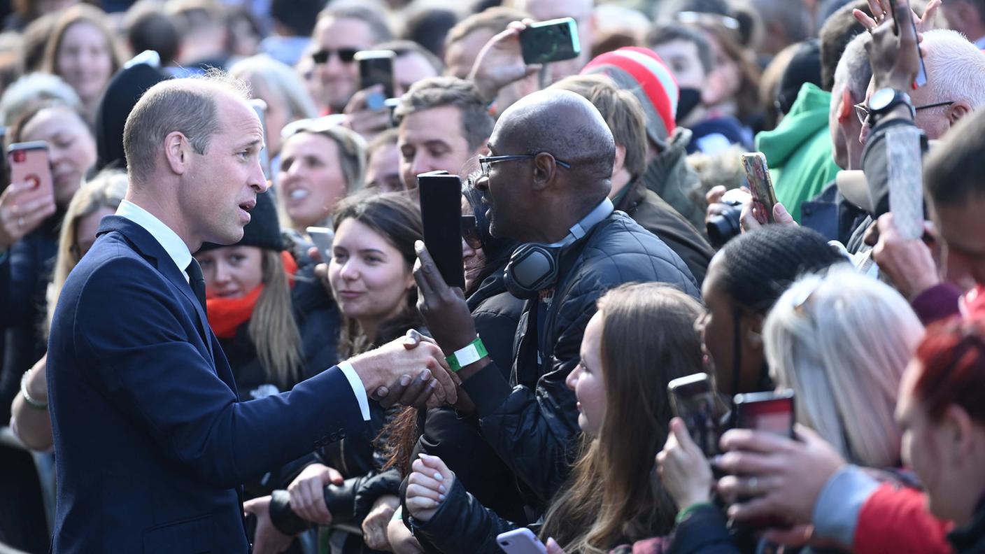 Il Principe William saluta le persone in attesa di vedere il feretro