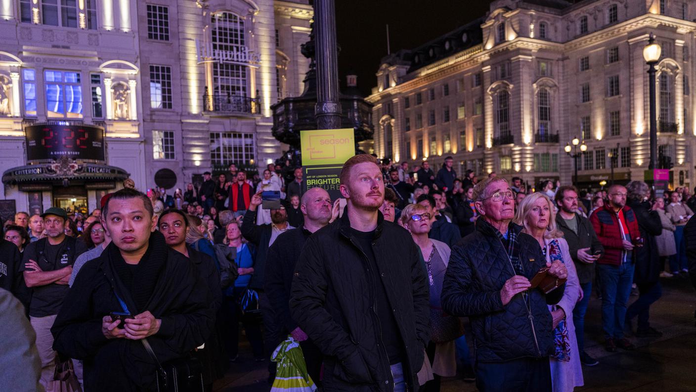 Un minuto di silenzio nel centro di Londra