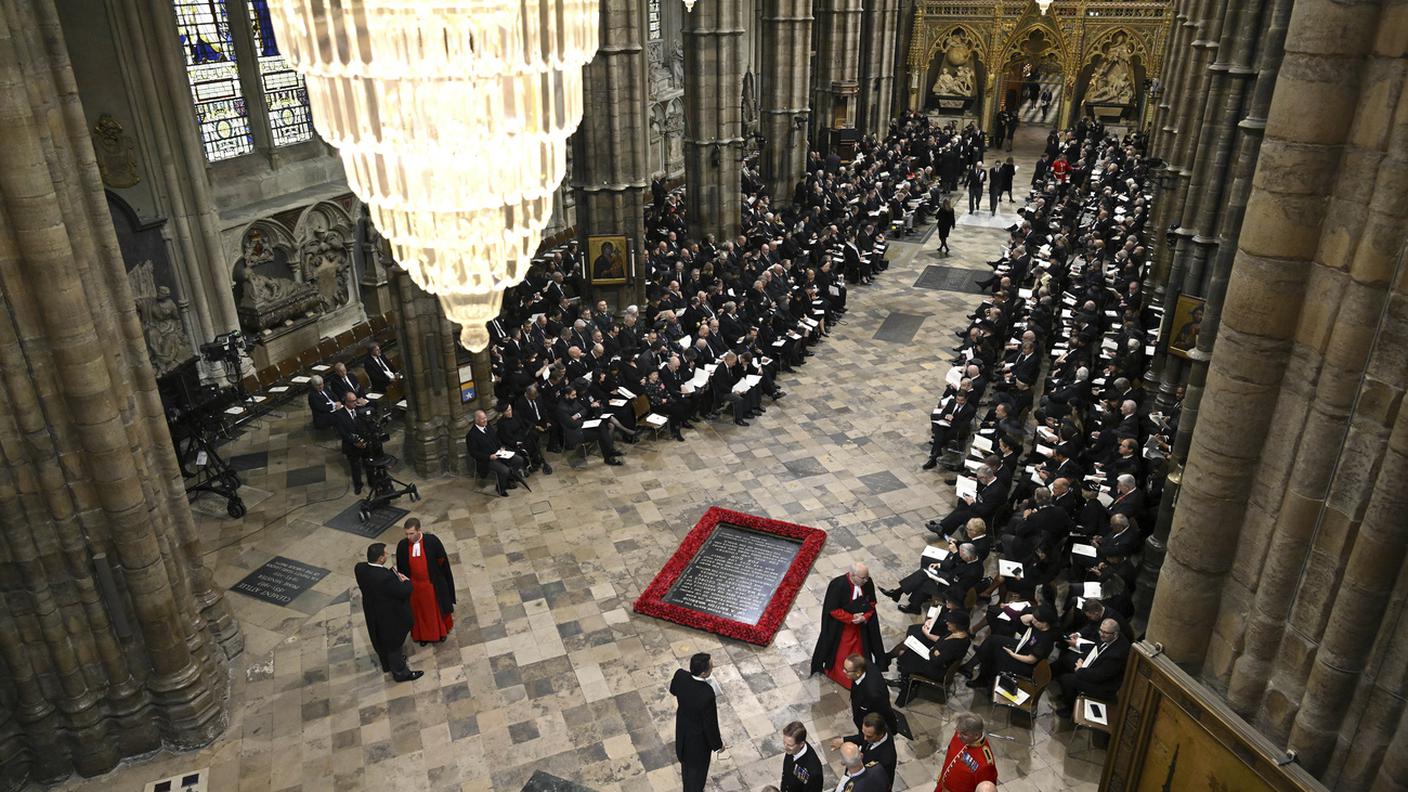 Tutto pronto all'interno dell'abbazia di Westminster dove sono già arrivate quasi tutte le 2'000 persone invitate alla cerimonia funebre