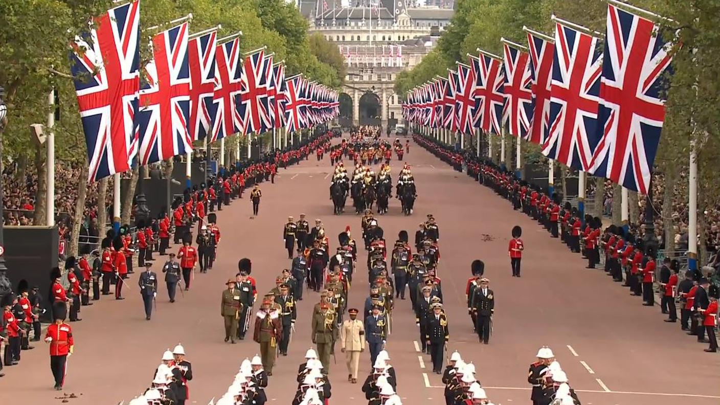 Il feretro della regina avanza nel centro di Londra tra due ali di folla