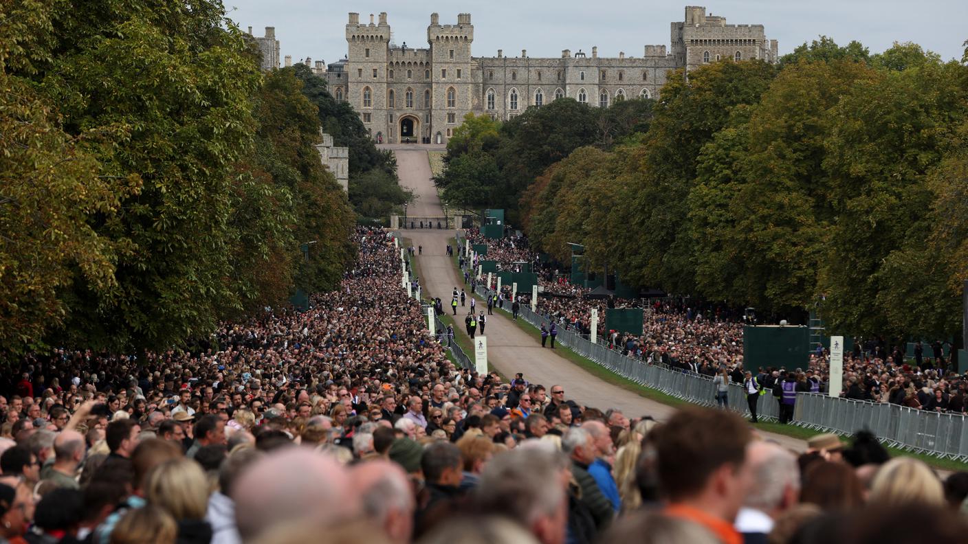 Migliaia di persone in attesa del feretro lungo il Long Walk a Windsor