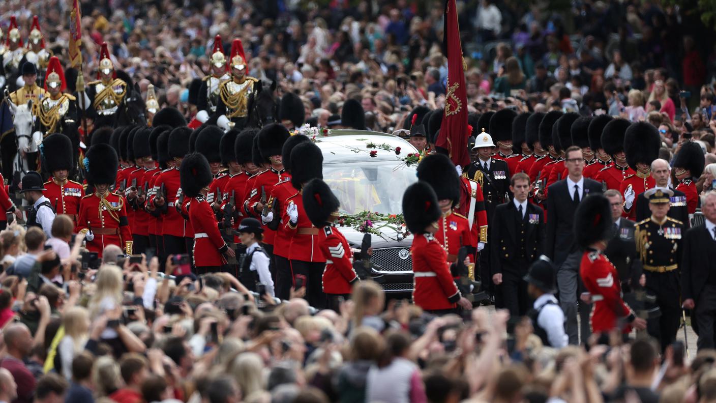 La processione lungo il Long Walk a Windsor