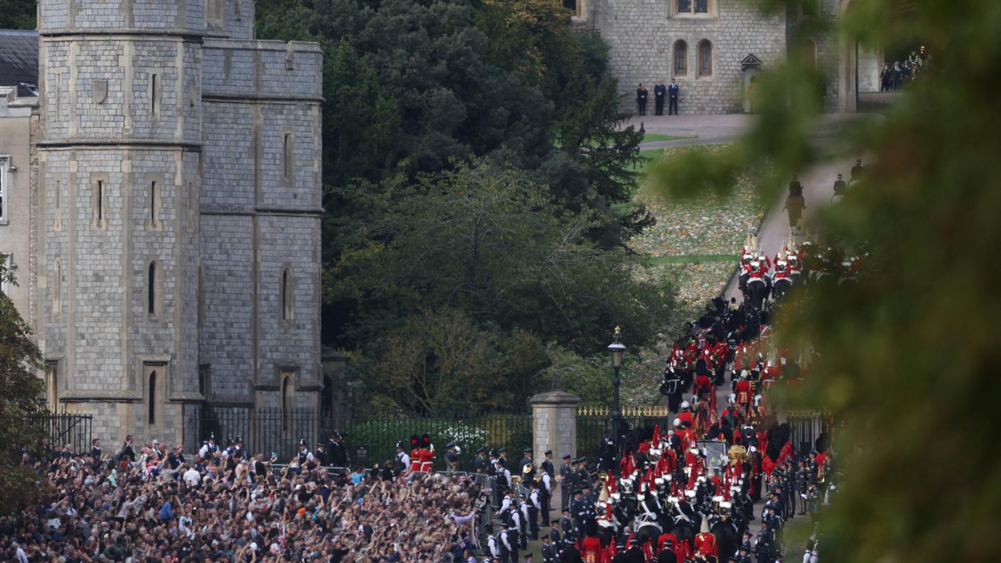 L'arrivo del corteo funebre al Castello di Windsor