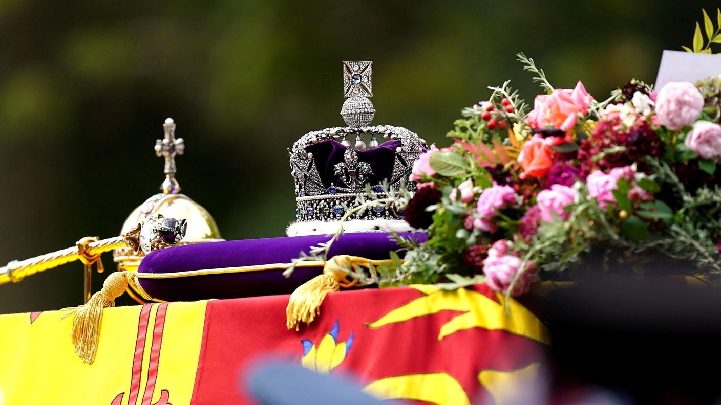 La corona e lo scettro sulla bara della regina Elisabetta II