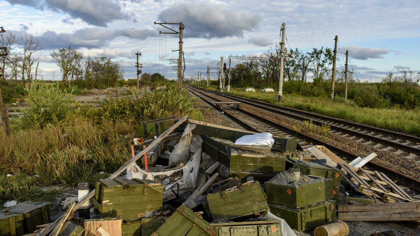 Casse in una posizione russa abbandonata vicino a un binario nella regione di Kharkiv
