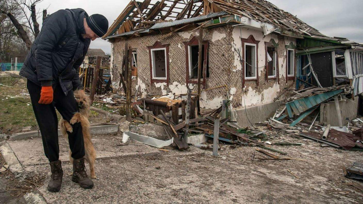 Un cane abbraccia il suo padrone dopo che la loro casa è stata distrutta da un bombardamento russo
