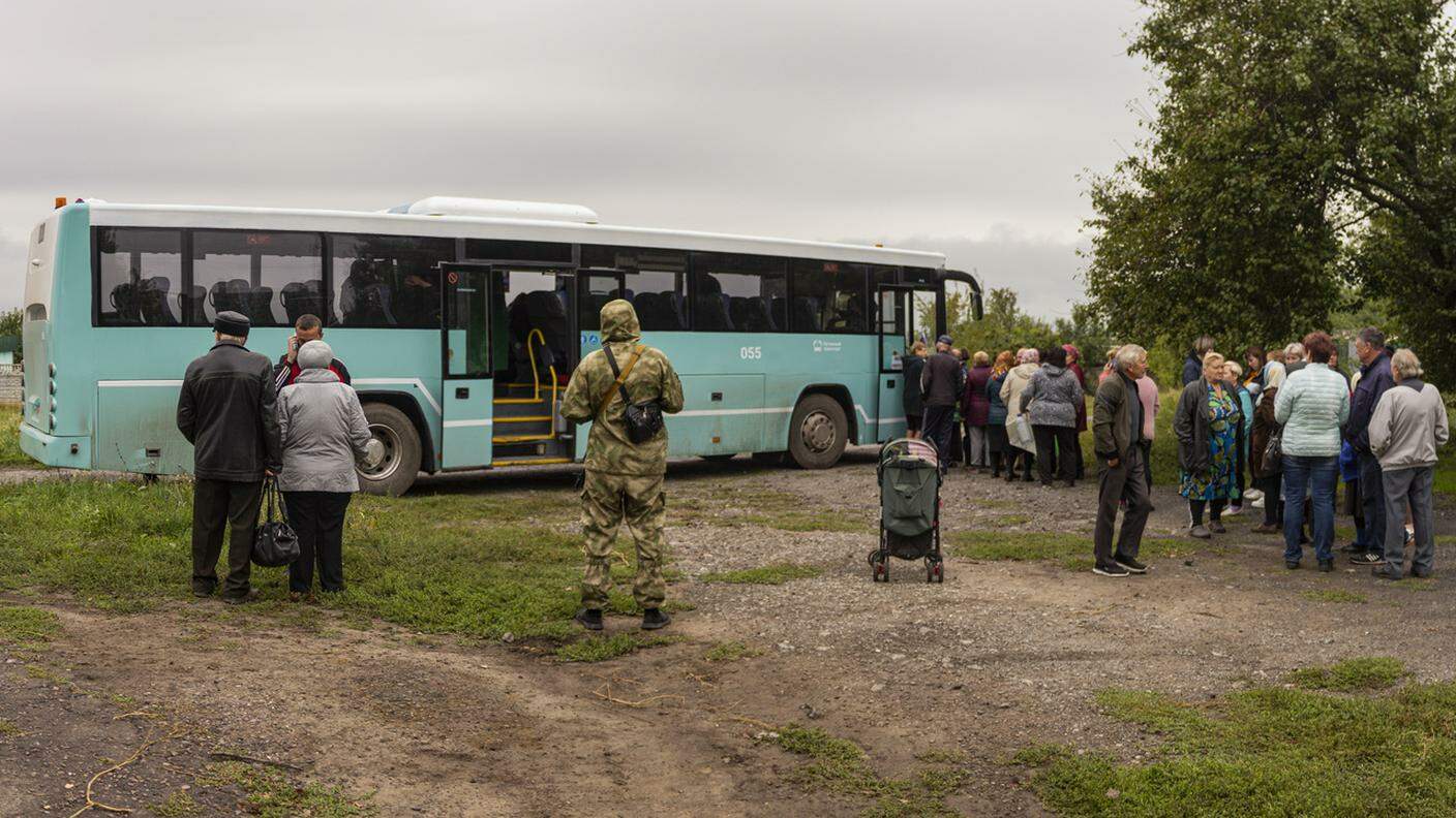 Un seggio mobile nel villaggio di Krasny Yar, nella regione di Luhansk