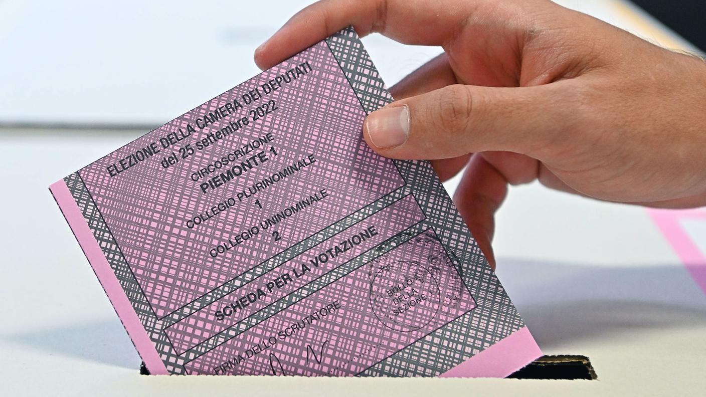 Un elettore esprime il suo voto domenica in un seggio di Torino
