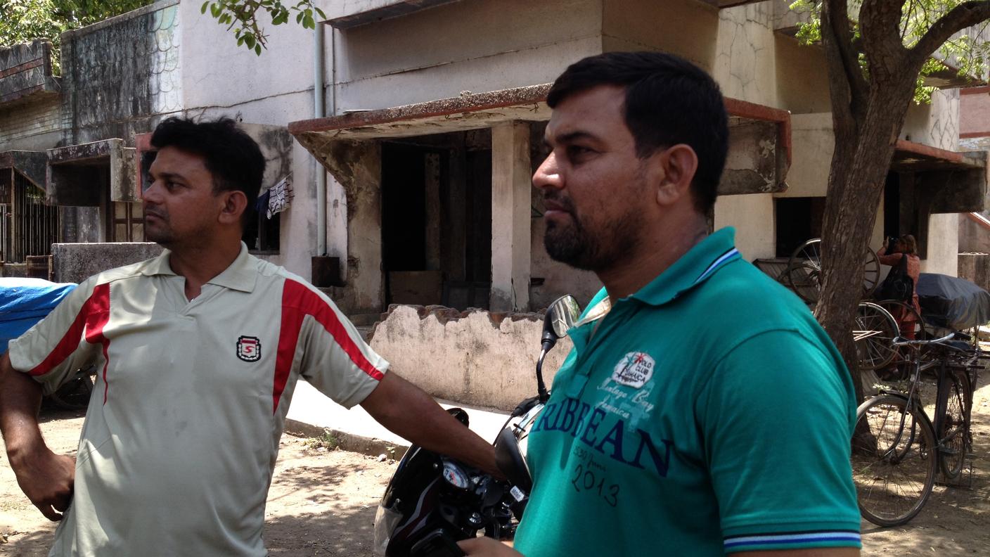 I fratelli Saeed Khan Pathan nell'area residenziale Gulbarg Society