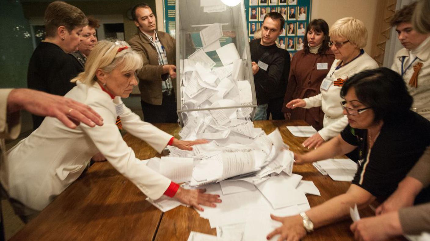Lo spoglio in un ufficio elettorale di Donetsk