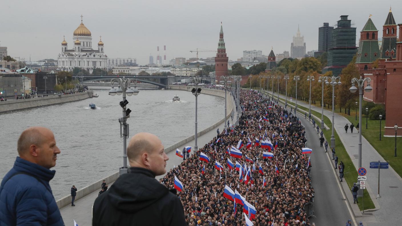 Dopo la cerimonia di annessione i russi sfilano con le bandiere a Mosca