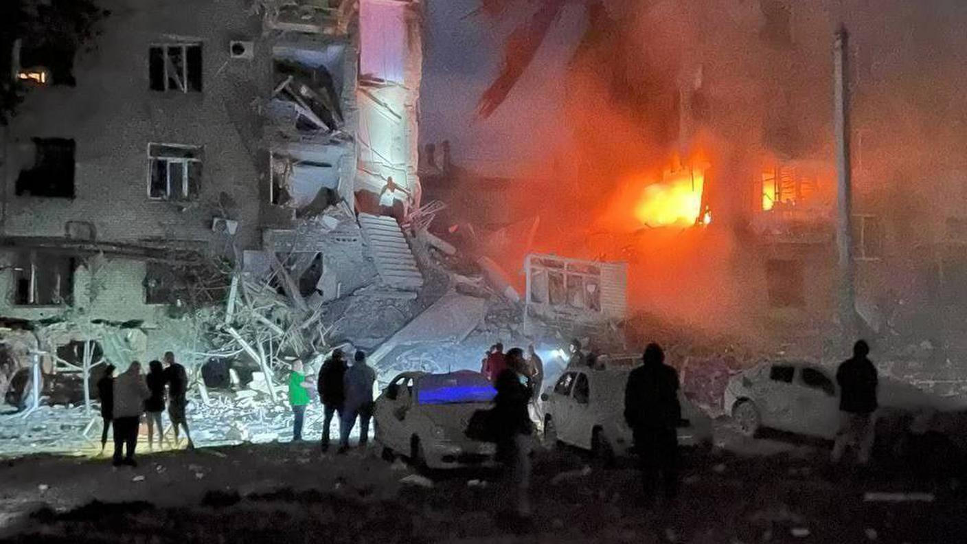 Il bombardamento russo di lunedì notte sul centro abitato di Zaporizhia