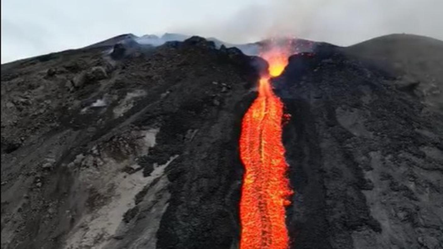 La colata lavica sull'isolotto eoliano